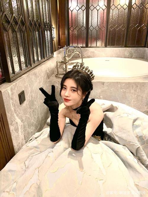 鞠婧祎最爱写真照片,黑色的抹胸礼服,这锁骨绝了