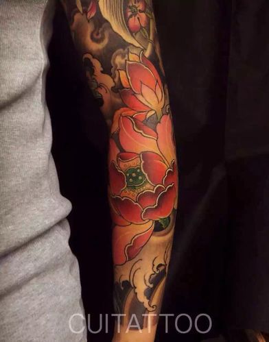 水浪荷花花臂纹身