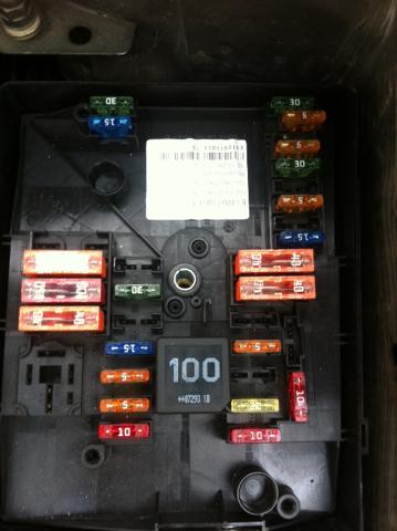 回答 拔下高速风扇继电器试下 追问 继电器是几号 回答 卸下保险丝盒