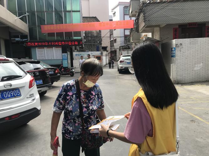青年志愿者发传单,助力禁毒工作