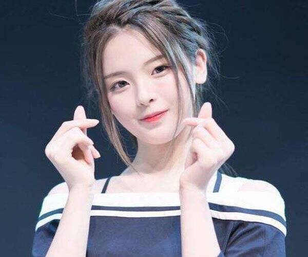 杨超越表情包锦鲤称号是怎么来的杨超越怎么火的现状令人羡慕