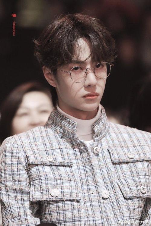 这不来了嘛「坏笑」,王一博"眼镜杀"可甜可a,哪个女生