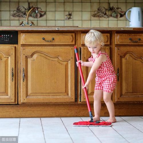 hewasmoppingupthefloor.mopup是拖地的意思.