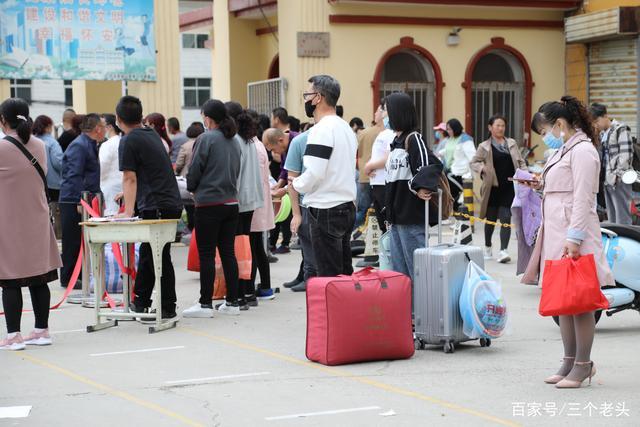河北高中学校开学,学生们大包小包有序进校报到,家长