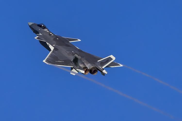 开幕前,歼20已经在航展举办地珠海机场上空进行了适应性训练.