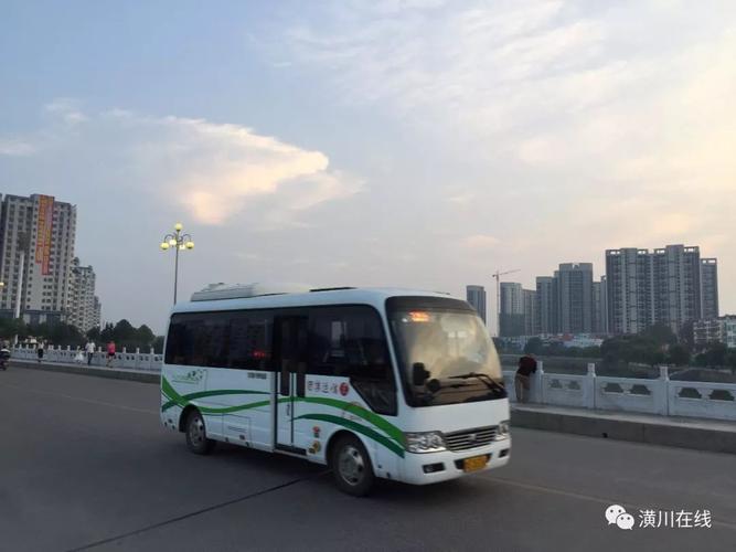 潢川汽车站门口一大爷开三轮车载客抗拒执法,还用拐杖.