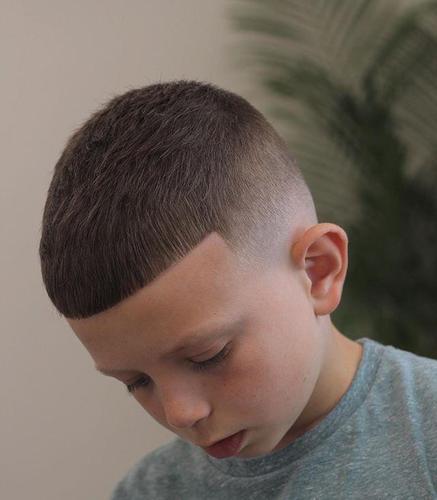 全头推成这种超短的发型,基本上都在两厘米之内,简简单单好打理,十分