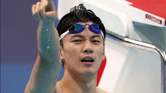 中国选手汪顺以1分55秒的成绩创造了亚洲纪录,赢得了金牌.斯科特以1分