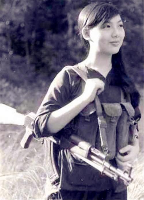 击毙越军头号美女特工,搜完身却令我军战士愤怒,连说
