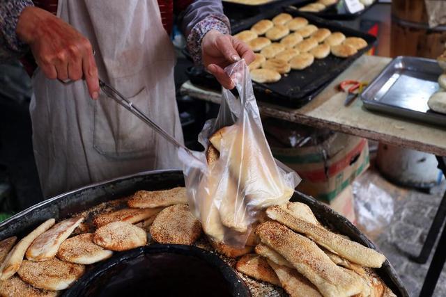 西安大爷摆烧饼摊吃烧饼就送彩票听说生意不错这套路有意思