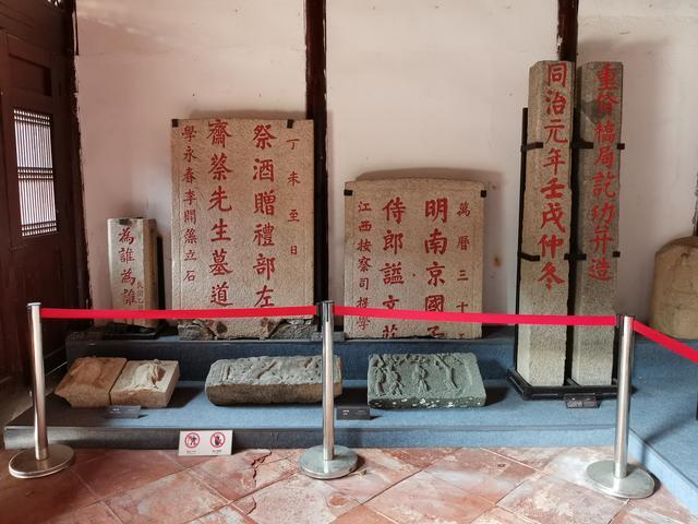 接着往后走,会有一件碑刻堂,里面摆放着历代官员对蔡襄祠的碑记,大大