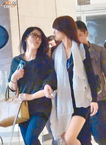 吕慧仪夫妇与苟芸慧逛街三人一字排开霸占半条路