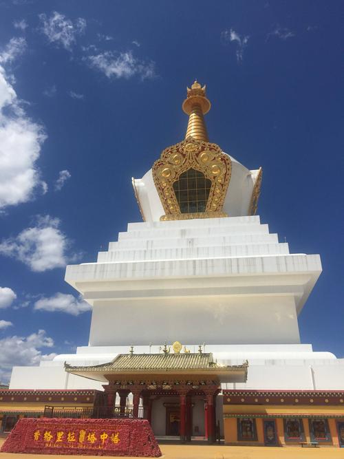 香格里拉标志性的建筑一和谐塔中塔.