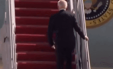 拜登连续摔倒3次比起中年发福这个问题显然更加严重