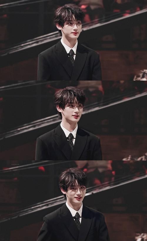 有没有丁程鑫三格的壁纸,像这样,谢谢大噶