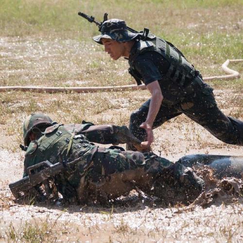 解放军的天狼突击队比战狼还要勇猛,时刻准备消灭一切