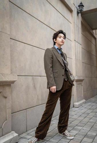 简介:刘宪华深色西装复古写真图片,分享一组刘宪华图片给大家,图中的