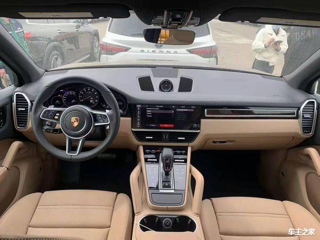 21款卡宴内饰做工较为精细;配置比较齐全;座椅的舒适性较好;方向盘