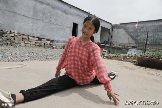 爹倒在玉米地,妈逝在她怀里,农村少女带10岁弟追求梦想