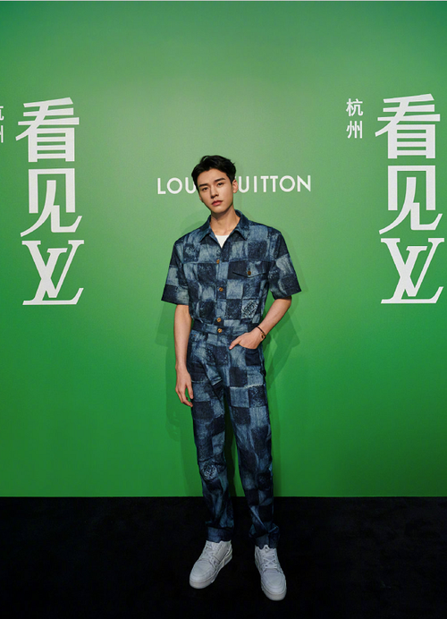 龚俊参加lv秀活动生图曝光高冷男神无疑但一开口全露馅了