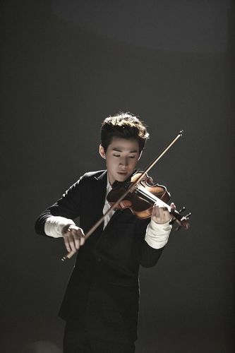 求下图henry刘宪华拉小提琴的高清大图恩.