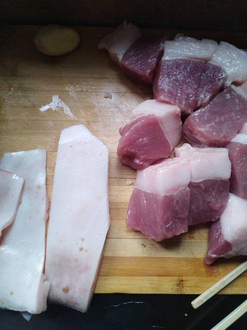 今天上午买的猪肉猪皮上面有黄斑,但是肉里面没有,这种的肉能吃吗