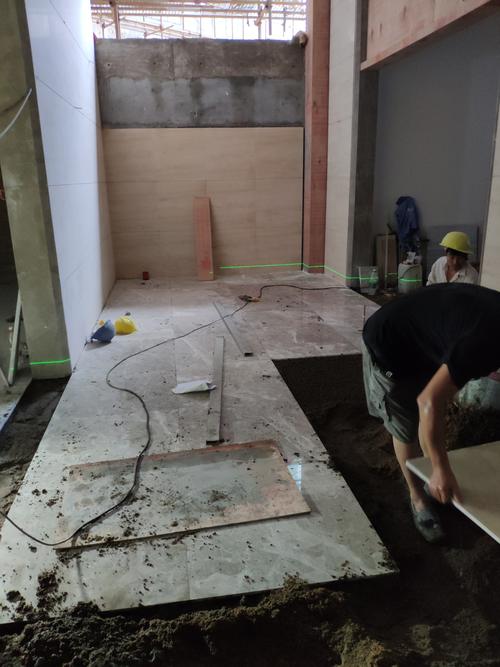 看楼通道地面贴石材,完成50%