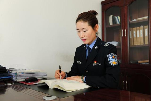 她热爱基层司法行政事业,具有强烈的为民服务意识和工作责任感.