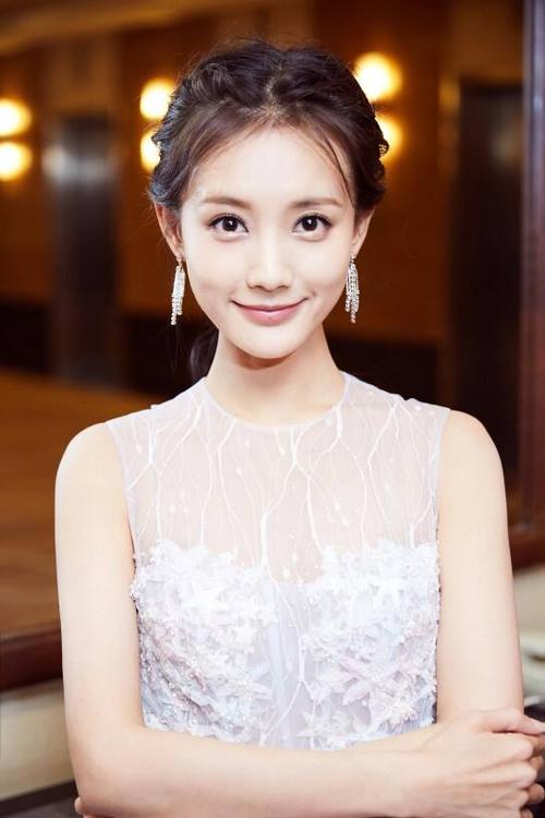 30岁李一桐,甜美可爱中透着性感韵味,有一种成熟之美