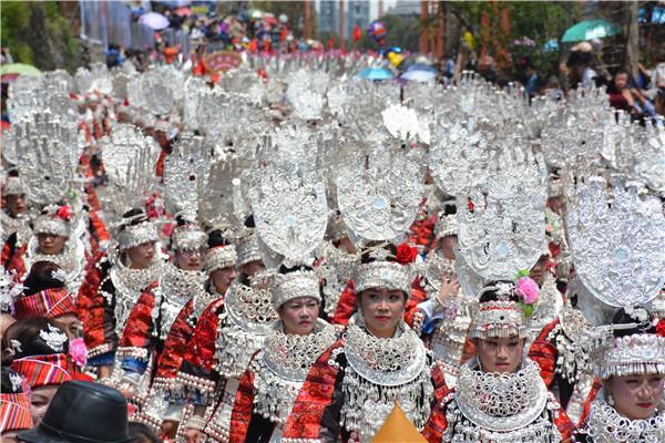 盛饰台江:苗族姊妹节游演展示最亮丽苗族服饰