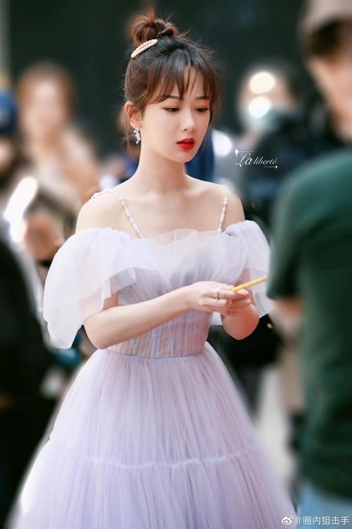 杨紫新综艺《萌探探探案》路透,看着一系白裙好漂亮啊