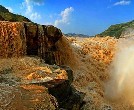 壶口瀑布是黄河中游流经晋陕大峡谷时形成的一个天然瀑布.