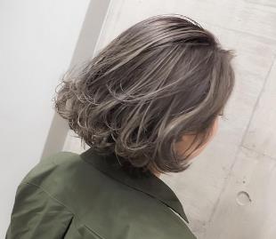 今年从头顶将头发烫卷吧,让原本服帖的长发变成卷曲蓬松的发型,这样就