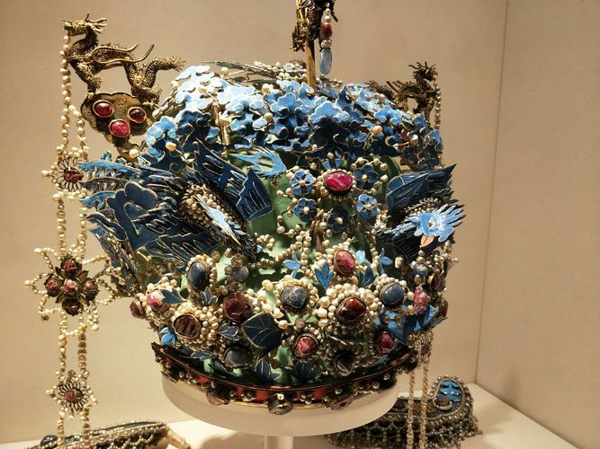 出土于明朝万历年间的皇后凤冠,由各种宝石镶嵌而成,华丽高贵.