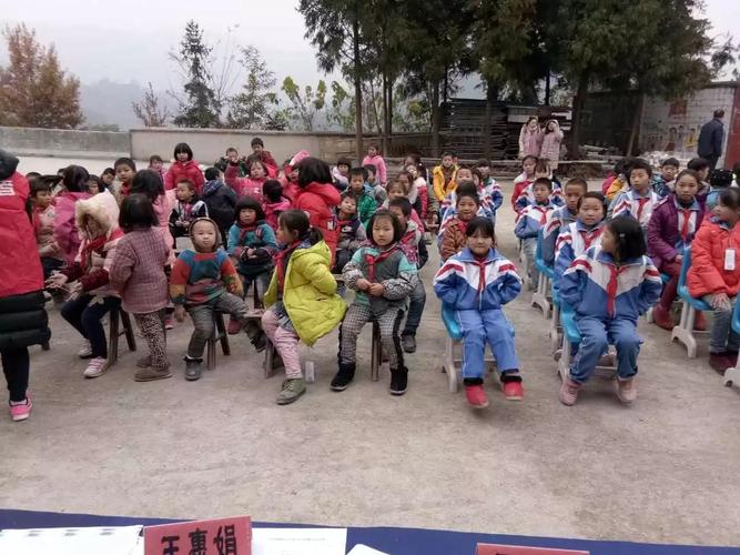 看望山区学校的孩子们