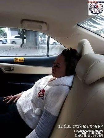 奇闻|女子坐出租车时化妆发生追尾 眼线笔直接插进左眼