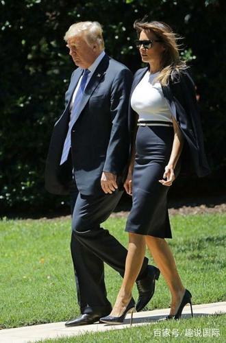 梅拉尼娅放下身段选择紧身裙,小肚腩格外显眼