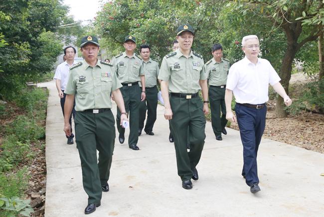 海南省军区政委叶青在东成镇洪山村委会调研.记者 何文新 摄