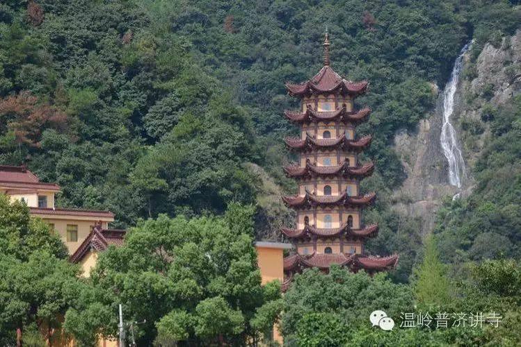 温岭普济讲寺位于浙江省温岭市大溪镇翁岙村风景秀丽的紫莲山脚下