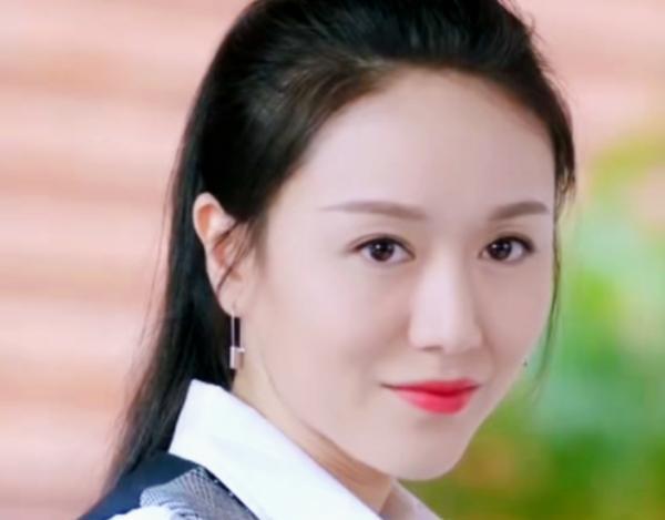 《突围》两个80后女霸总,张萌是演技派,而她用五个配角圈粉无数