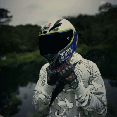 高清酷炫戴摩托车头盔男生头像图片