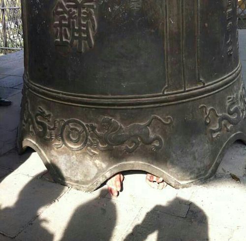 山东淄博一景区2吨大钟坠落罩住游客