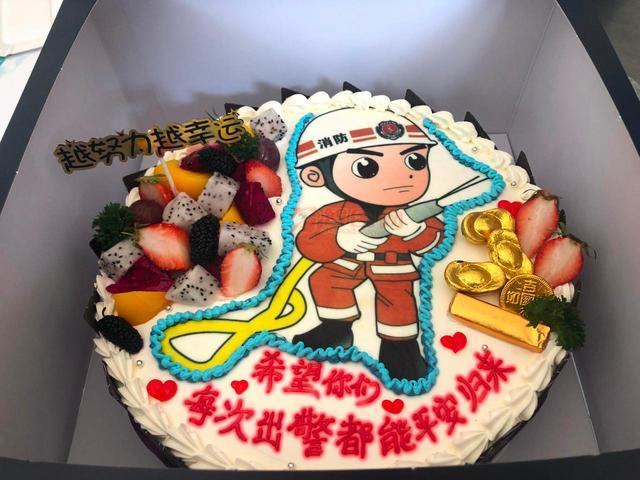 小石头送给消防员叔叔的蛋糕.