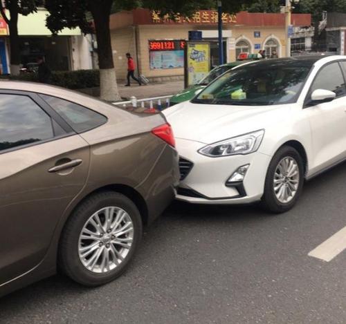 别克英朗被福克斯追尾,挪车后别克车主称:这福克斯有点过分了!