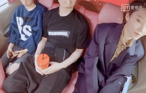 范丞丞刘雨昕挽手靠肩