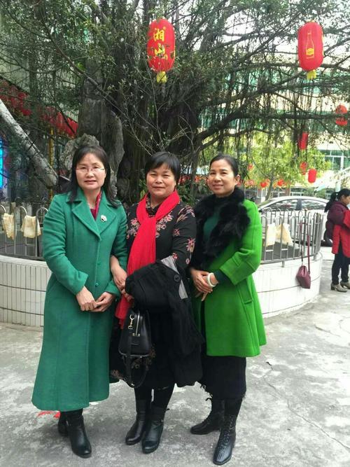 何建梅刘秋波刘启瑶同学情深.