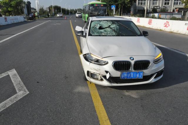 惊魂一刻姜堰路口女子被宝马车撞飞30多米