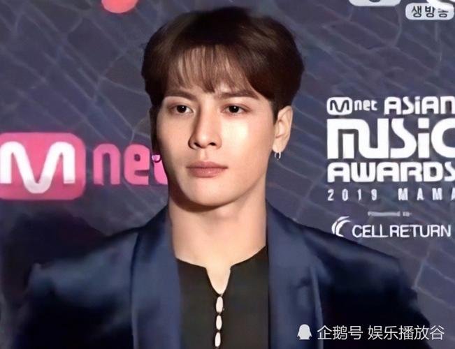 王嘉尔新发型唤醒大家对《还珠》的回忆,简直同款造型