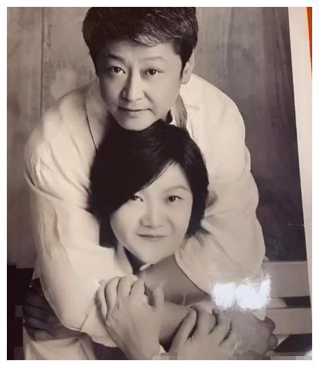 洪晃33岁怒甩陈凯歌44岁再嫁帅老公现在60岁却住在农村