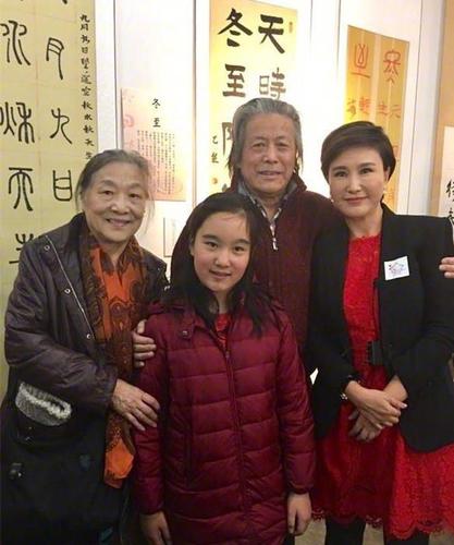 王茜32岁嫁55岁导演,丈夫不幸去世,如今女儿成她的骄傲